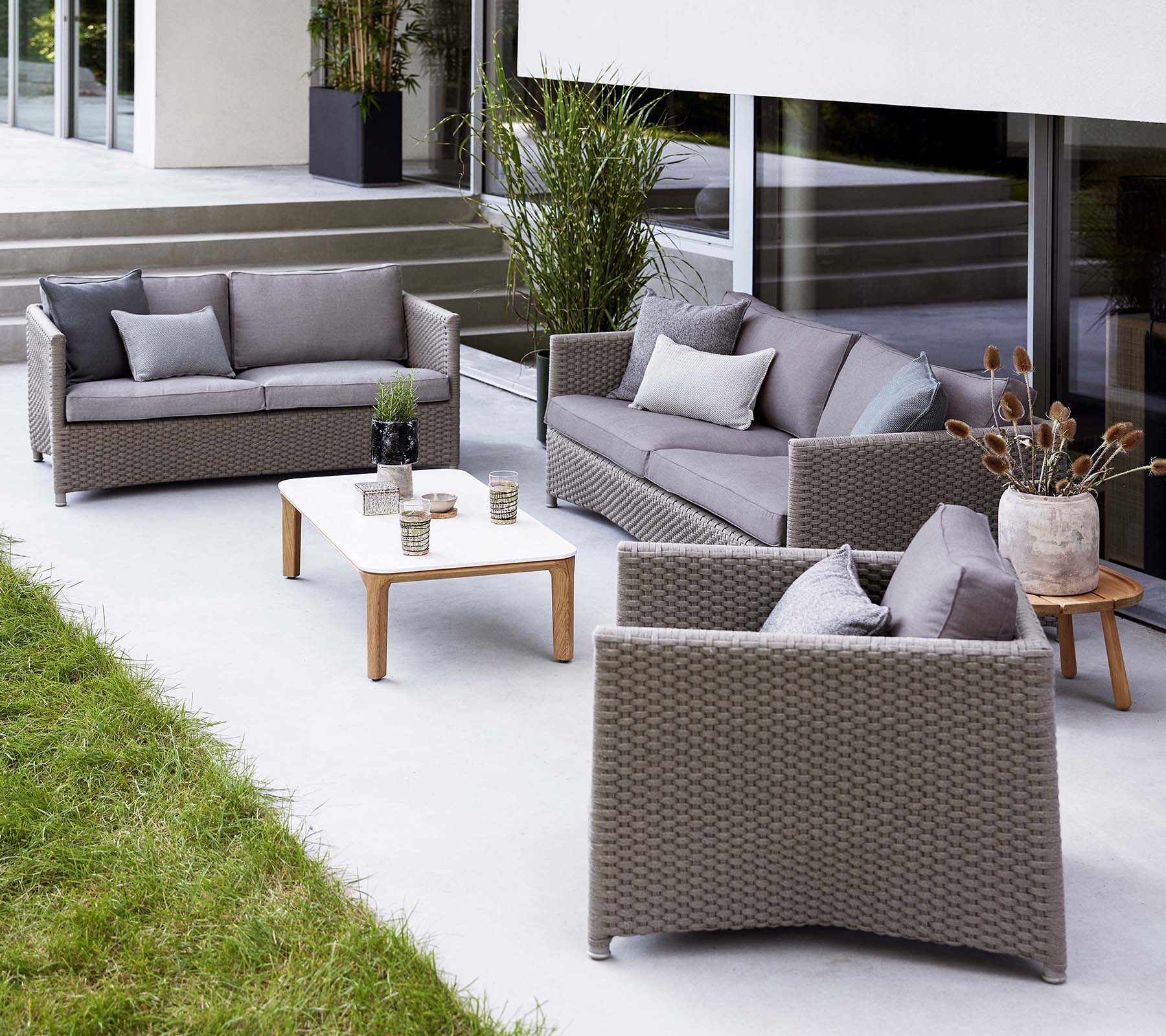 Stilfullt loungeområde med en diamant 2-sitssoffa, diamant 3-sitssoffa och en matchande fåtölj, kompletterat med ett soffbord.