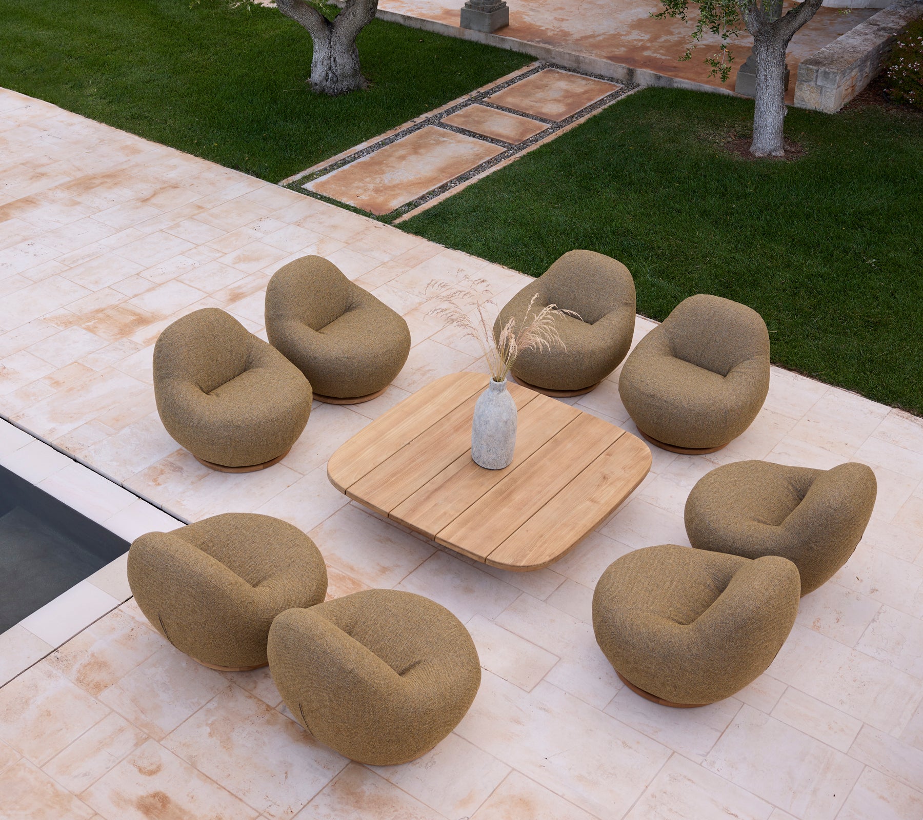 Moderna loungemiljö med beiga stolar och ett träbord.