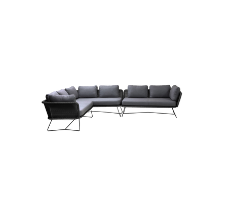 L-format svart utomhus sektion soffa med pl fluffy grå kuddar, designad för komfort och stil. Idealiskt för avslappnande utrymmen.