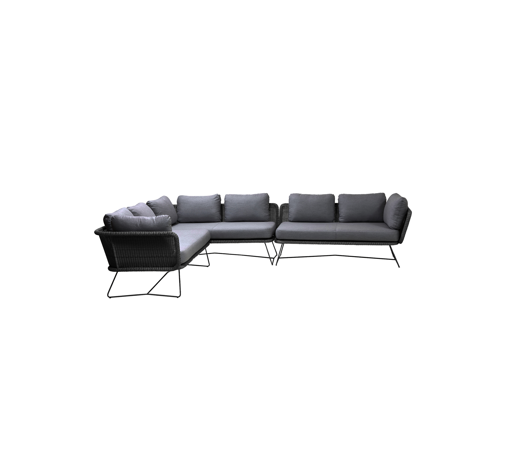L-format svart utomhus sektion soffa med pl fluffy grå kuddar, designad för komfort och stil. Idealiskt för avslappnande utrymmen.