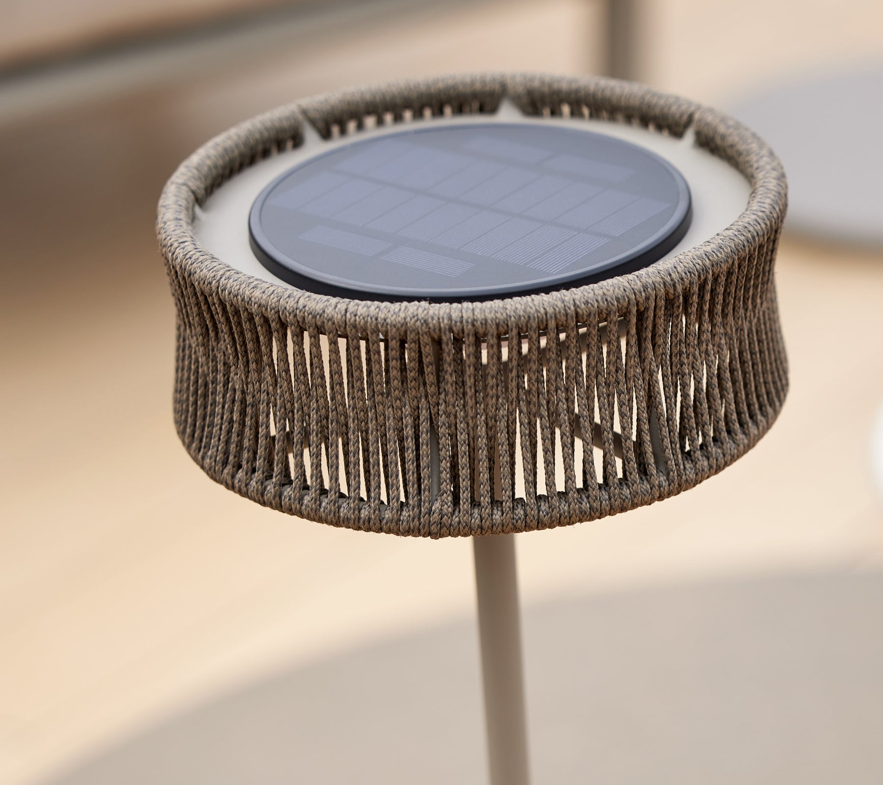 En dekorativ LED-lampa med solpanel, med en unik vävd design som skapar en illusion av elegans.