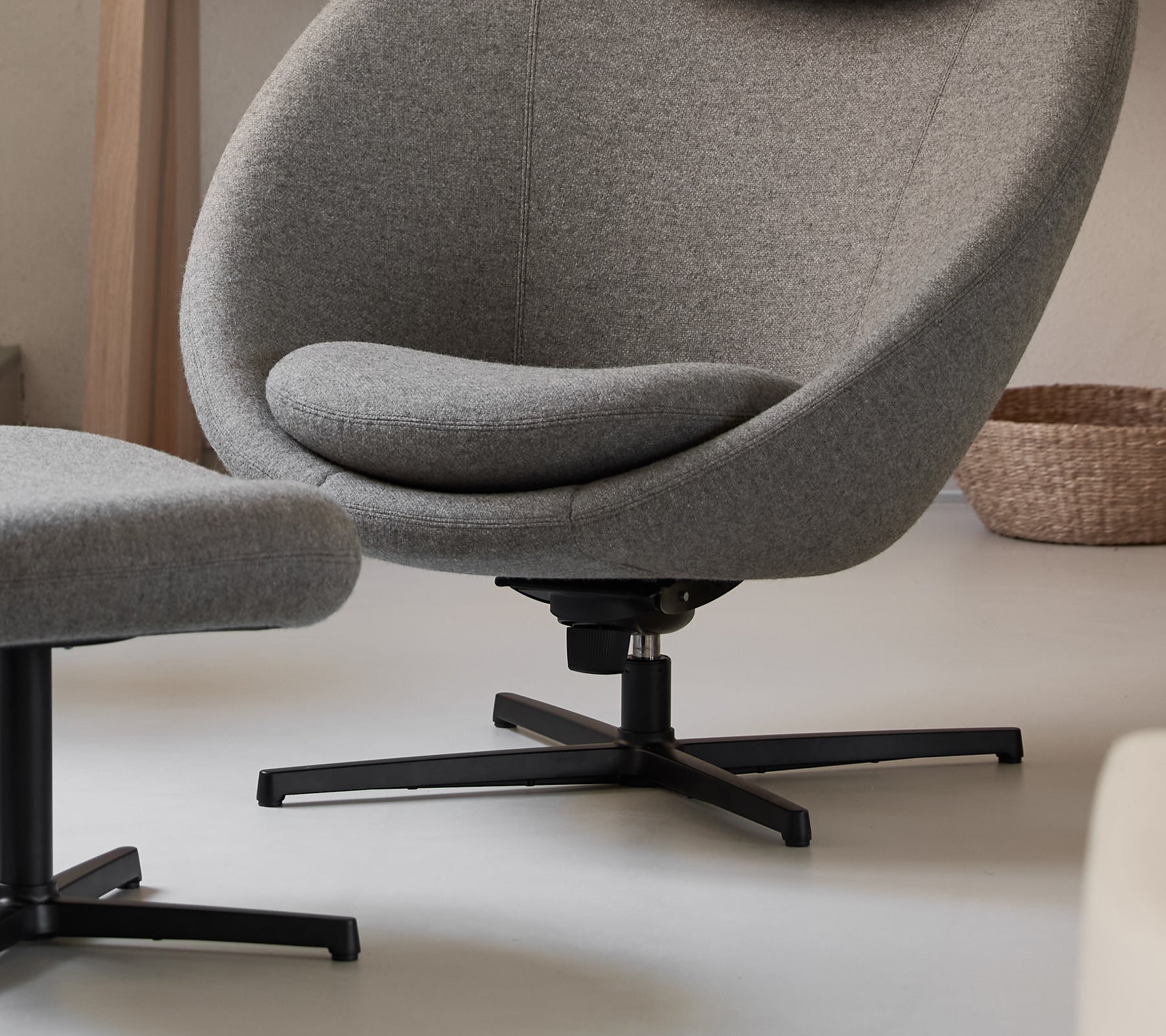 Modern grå loungestol med en slank design i en samtida miljö.