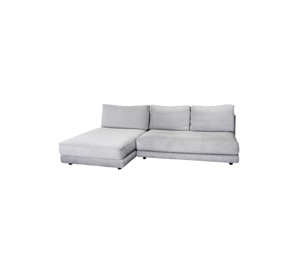 En modern grå sektionsoffa med en bekväm chaise longue och mjuka kuddar, perfekt för vilket vardagsrum som helst.