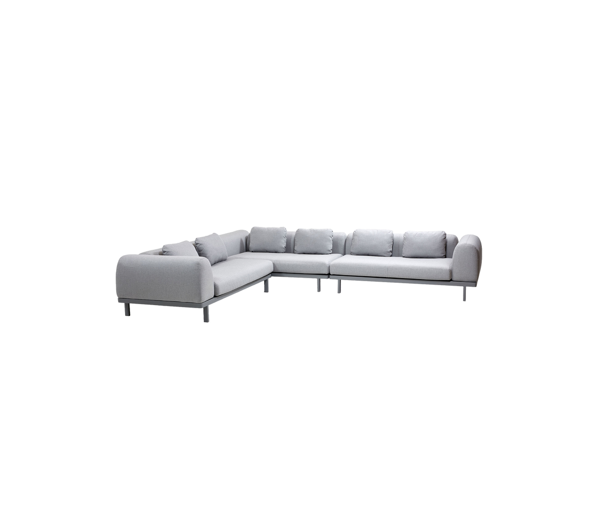 Ljusgrå sektionsoffa med plyschkuddar och modern design, utrustad med en slank metallram för en samtida look.