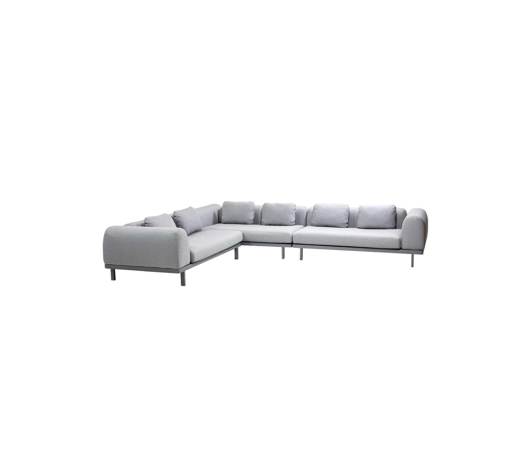 Ljusgrå sektionsoffa med plyschkuddar och modern design, utrustad med en slank metallram för en samtida look.