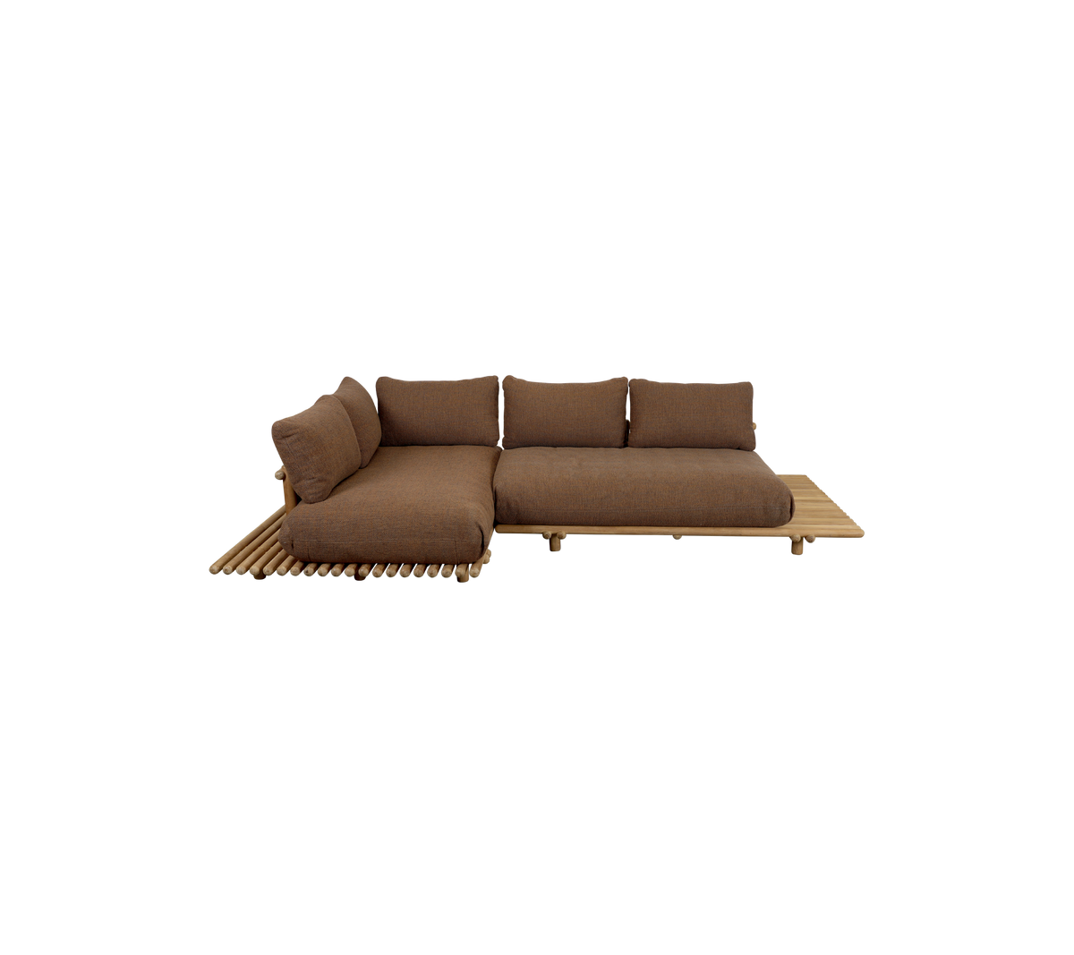 Modern hörnsoffa med en djup brun klädsel och en träbas, med plufsiga kuddar för komfort och stilren design.