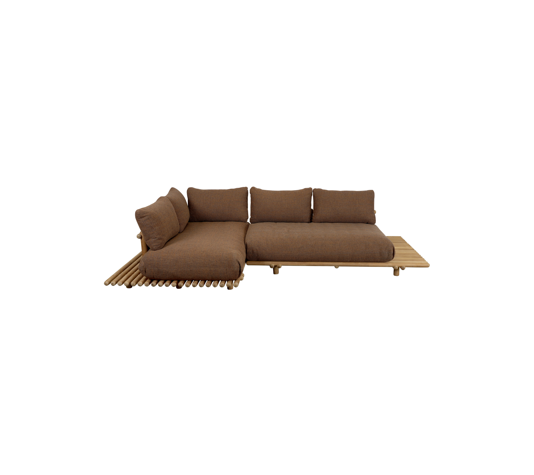 Modern hörnsoffa med en djup brun klädsel och en träbas, med plufsiga kuddar för komfort och stilren design.