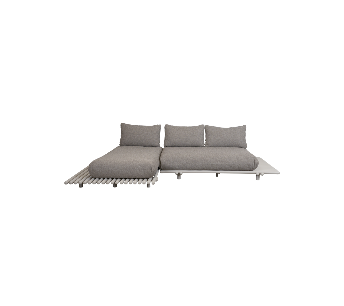 Modernt grått soffdesign i sektioner med mjuka kuddar och en elegant träram, perfekt för stilfull avkoppling eller samlingar.