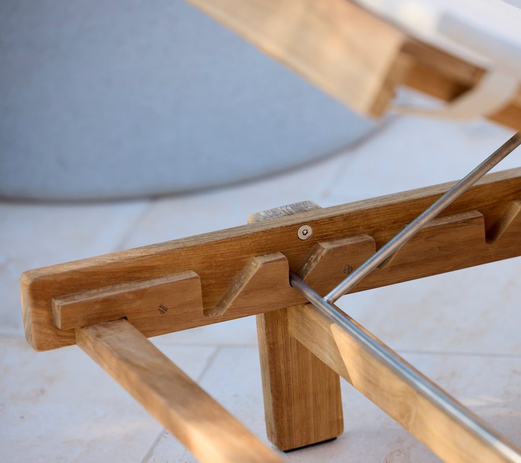 Modern trästol med en enkel och funktionell design.